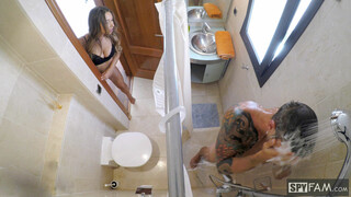 Смотри Step Sister Pounces on Unsuspecting Stepbro - бесплатное HD порно на FREE-FULL-PORN.COM