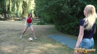 Смотри Oldje 3Some: Teen Style Fucking - бесплатное HD порно на FREE-FULL-PORN.COM