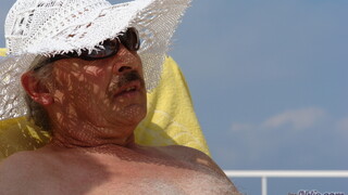 Смотри Blowjob and Deepthroat in Paradise - бесплатное HD порно на FREE-FULL-PORN.COM