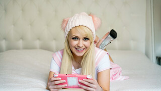Смотри Gamer Girl with Huge Tits - бесплатное HD порно на FREE-FULL-PORN.COM
