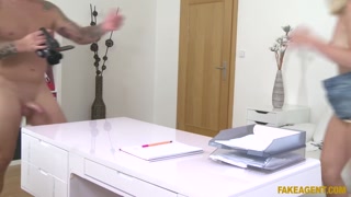 Смотри Skinny Model Gets Fucked Office Style - бесплатное HD порно на FREE-FULL-PORN.COM