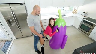 Смотри Small Body Lily vs Giant Cock - бесплатное HD порно на FREE-FULL-PORN.COM