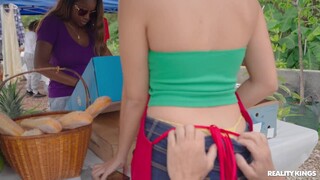 Смотри Interracial Outdoor Sex with Peter Fitzwell and Roxie Sinner - бесплатное HD порно на FREE-FULL-PORN.COM