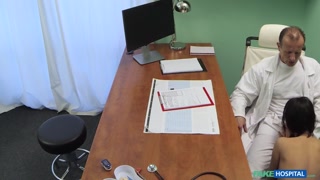 Смотри Brunette medical treatment includes deepthroat - бесплатное HD порно на FREE-FULL-PORN.COM