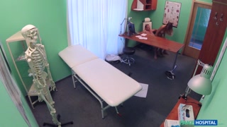 Смотри Ass Fingering in a Medical Setting - бесплатное HD порно на FREE-FULL-PORN.COM