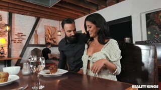 Смотри Breastaurant Blowjob Bonanza - бесплатное HD порно на FREE-FULL-PORN.COM