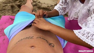 Смотри Amateur Couple Fucks in the Sun - Big Cock & Bubble Butt - бесплатное HD порно на FREE-FULL-PORN.COM