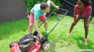 Смотри Assisting A Beautiful MILF In The Neighborhood - бесплатное HD порно на FREE-FULL-PORN.COM