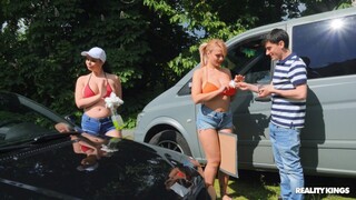 Смотри Natural Tits Car Wash - бесплатное HD порно на FREE-FULL-PORN.COM