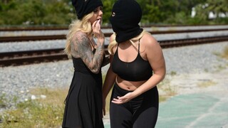 Смотри Handjob and Blowjob in a Moving Van - бесплатное HD порно на FREE-FULL-PORN.COM