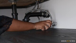 Plumber Fills Wife’s Mouth & Pussy - Gagging Blowjob & Creampie - бесплатное порно в 4K FREE-FULL-PORN.COM