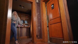 Смотри Waiter Enjoys Tattooed Model's Big Tits - бесплатное HD порно на FREE-FULL-PORN.COM
