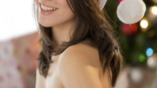 Смотри Before Christmas, A Young Girl Plays - бесплатное HD порно на FREE-FULL-PORN.COM