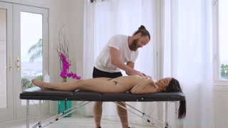 Смотри Brunette Vanessa Sky Fucks Boss for Job - Big Ass Teen - бесплатное HD порно на FREE-FULL-PORN.COM