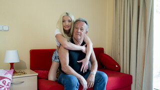 Смотри Tiny Angela Takes Grandpa's Massive Rod - бесплатное HD порно на FREE-FULL-PORN.COM