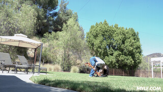Helping the MILF Next Door in the Yard - бесплатное порно в 4K FREE-FULL-PORN.COM