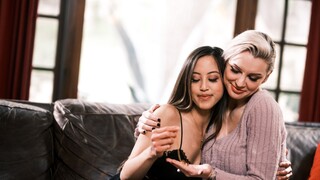 Смотри Petite Blonde Stepdaughter Fingered by Asian MILF Close To Her Heart - бесплатное HD порно на FREE-FULL-PORN.COM