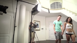 Смотри Lily Adams Takes Stepbrother’s Cock – BTS Action - бесплатное HD порно на FREE-FULL-PORN.COM