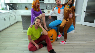 Смотри Stepfamily Halloween Foursome: Petite & MILF Take Turns on Big Cock - бесплатное HD порно на FREE-FULL-PORN.COM
