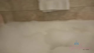 Смотри Redhead Ember Stone's Shower Seizure and Piercing Fun - бесплатное HD порно на FREE-FULL-PORN.COM