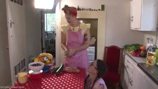 Смотри Pepper & Rosie Christmas Behind the Scenes - бесплатное HD порно на FREE-FULL-PORN.COM