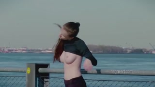 Смотри Skinny Emily Shows Her Perfect Body in NYC - Brunette Beauty - бесплатное HD порно на FREE-FULL-PORN.COM