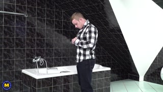 Смотри Cougar Ryanne Peeps on Naked Toy Boy - Shower Sex Fun - бесплатное HD порно на FREE-FULL-PORN.COM