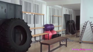 Смотри European gym threesome with athletic teen Alyssa Bounty - бесплатное HD порно на FREE-FULL-PORN.COM