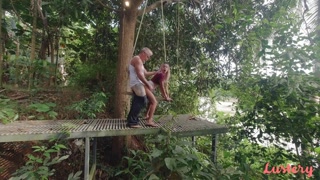 Смотри Sex Toy Anal On A Swing By The River - бесплатное HD порно на FREE-FULL-PORN.COM