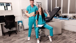 Смотри London Pierce Fucks Stella Nash's Throat: Nurse Diagnosis - бесплатное HD порно на FREE-FULL-PORN.COM