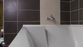 Смотри Horny milf Malinda W. shower sex with hard pounding - бесплатное HD порно на FREE-FULL-PORN.COM