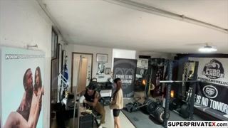 Смотри Private Gym Encounter with Emiri Momota - бесплатное HD порно на FREE-FULL-PORN.COM