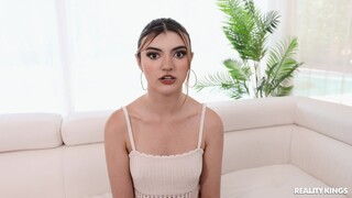 Смотри Muscular Man Fucks a Brunette! - бесплатное HD порно на FREE-FULL-PORN.COM