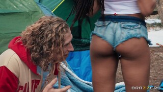 Смотри Face Sitting on the Campsite - бесплатное HD порно на FREE-FULL-PORN.COM