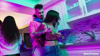 Смотри Logan Xander Fucks Two Petite Teens Hard - бесплатное HD порно на FREE-FULL-PORN.COM