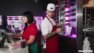 Смотри Big Cock, Bigger Tits, Pizzeria Fun - бесплатное HD порно на FREE-FULL-PORN.COM