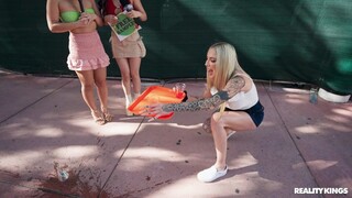 Смотри Public FFM Threesome: Cassidy Luxe, Kira Perez & Ari Alectra - бесплатное HD порно на FREE-FULL-PORN.COM