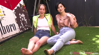 Смотри Ivana & Felicity Get Down in the Great Outdoors - бесплатное HD порно на FREE-FULL-PORN.COM