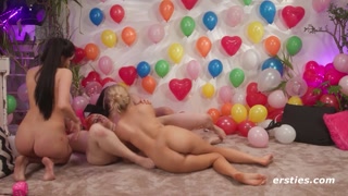 Смотри Big Tits and Trimmed Pussies Galore - бесплатное HD порно на FREE-FULL-PORN.COM