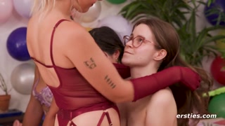 Смотри Ersties Lesbians Get Wild and Crazy - бесплатное HD порно на FREE-FULL-PORN.COM