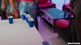 Смотри Amateur Threesome with Handjobs - бесплатное HD порно на FREE-FULL-PORN.COM