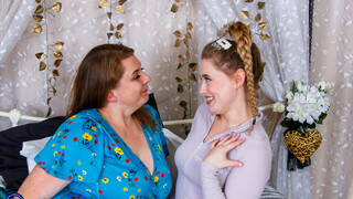 Смотри Lesbian Encounter: Stepmom Rachel and Teen Darcy Rosa - бесплатное HD порно на FREE-FULL-PORN.COM