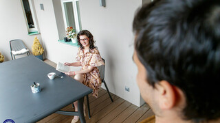 Glasses and Brunette: My Best Friend's Mom Sucks Me - бесплатное порно в 4K FREE-FULL-PORN.COM