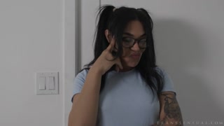 Смотри Handy Brunette Gives Facial - бесплатное HD порно на FREE-FULL-PORN.COM