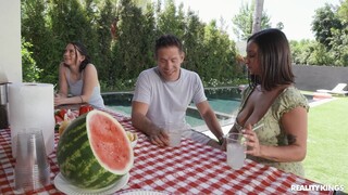 Смотри Deepthroat and Blowjob at the BBQ - бесплатное HD порно на FREE-FULL-PORN.COM