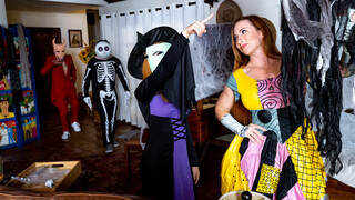 Смотри Stepbrother's Halloween Antics - бесплатное HD порно на FREE-FULL-PORN.COM