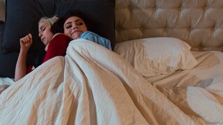 Смотри Fingering Stepmom's Shaved Pussy - бесплатное HD порно на FREE-FULL-PORN.COM