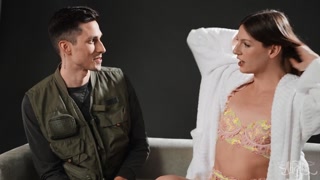 Смотри Brunette Babe Gets Help - бесплатное HD порно на FREE-FULL-PORN.COM