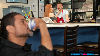 Смотри Johnny Love Fucks Harper Red in the Café - бесплатное HD порно на FREE-FULL-PORN.COM
