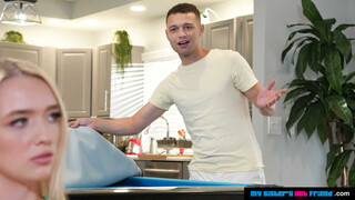 Смотри Petite teen Juliette Mint shocked by huge cock but takes it all - бесплатное HD порно на FREE-FULL-PORN.COM
